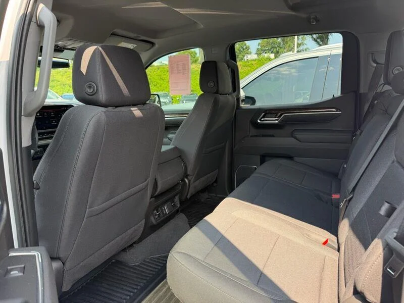 Used 2025 Summit White GMC Elevation image 9