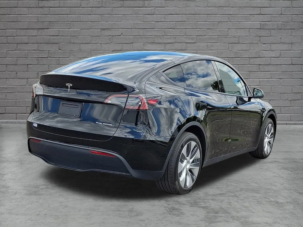 Used 2023  Tesla Long Range image 39