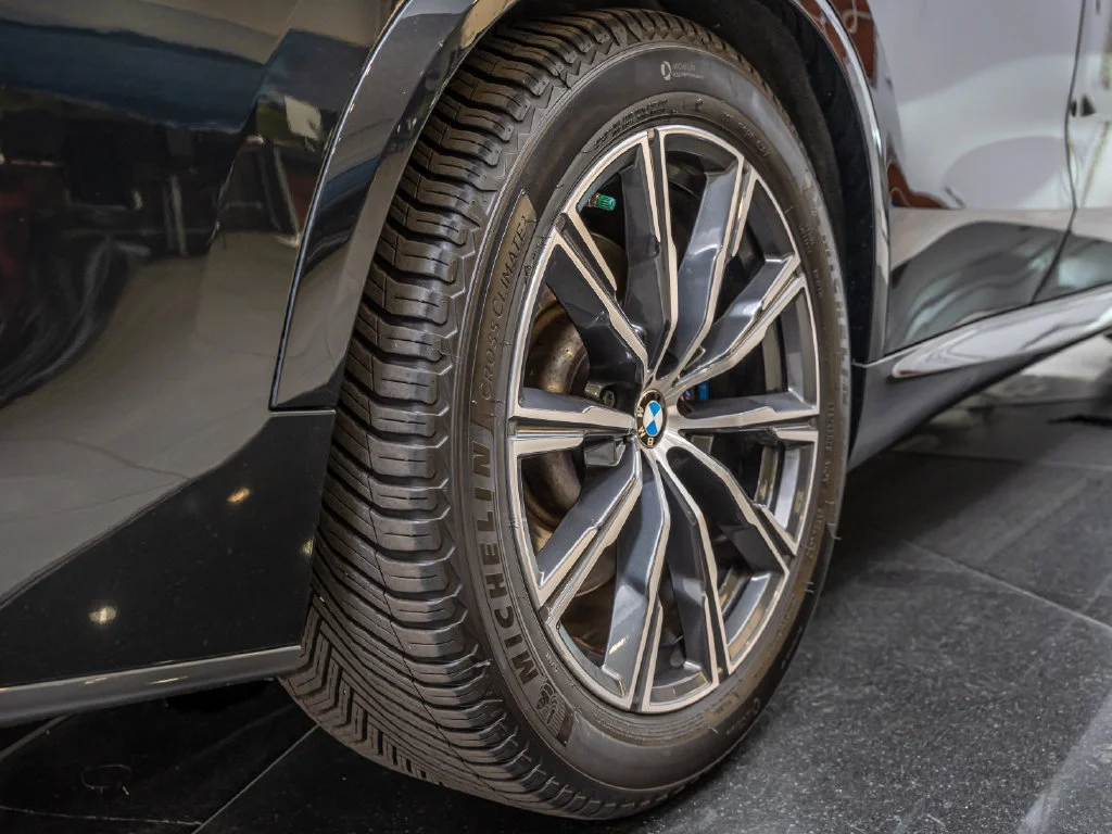 Used 2020 Black Sapphire Metallic BMW M50i image 57