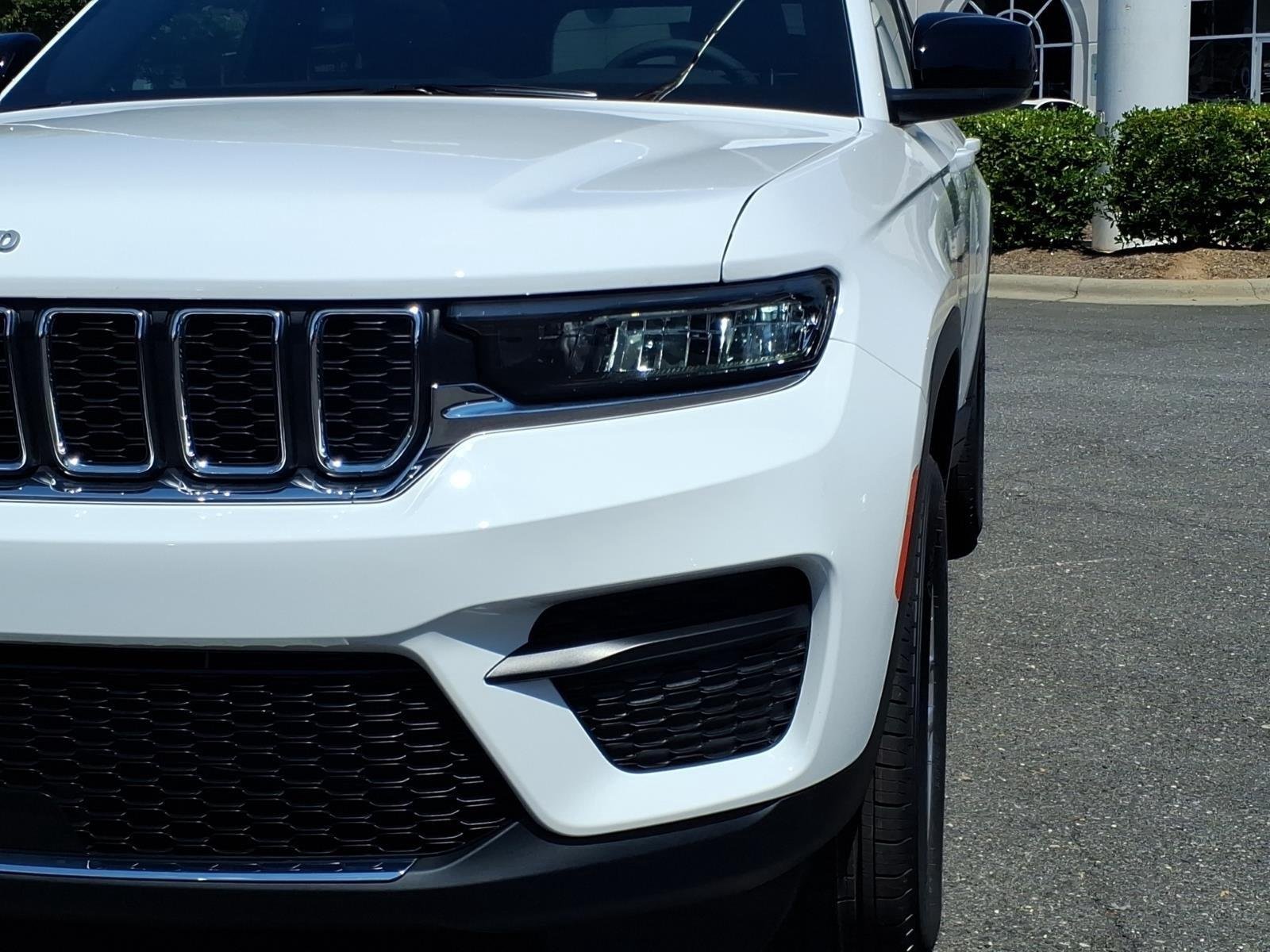 Used 2026 Bright White Clearcoat Jeep Laredo X image 15