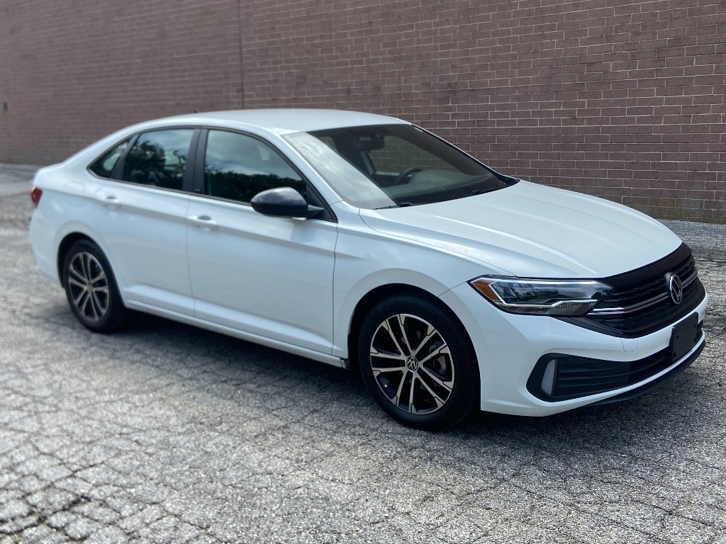 Used 2023 Pure White Volkswagen Sport image 5
