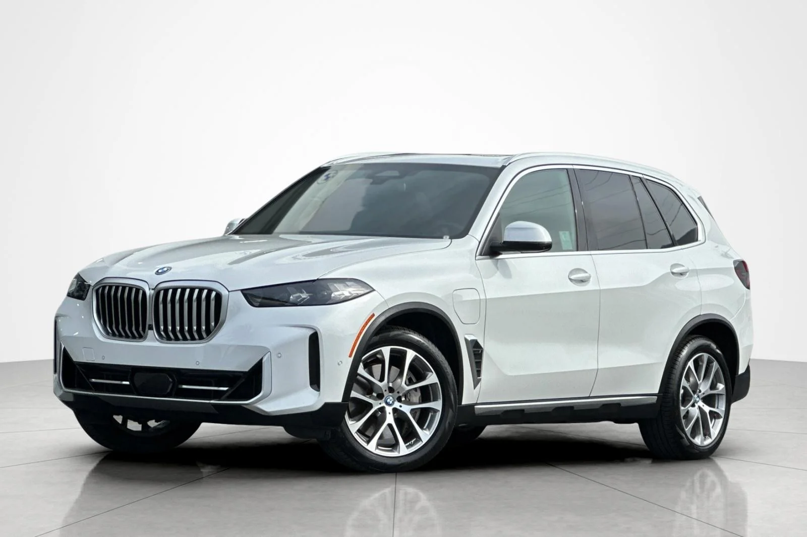 2024 BMW X5 xDrive50e's photo