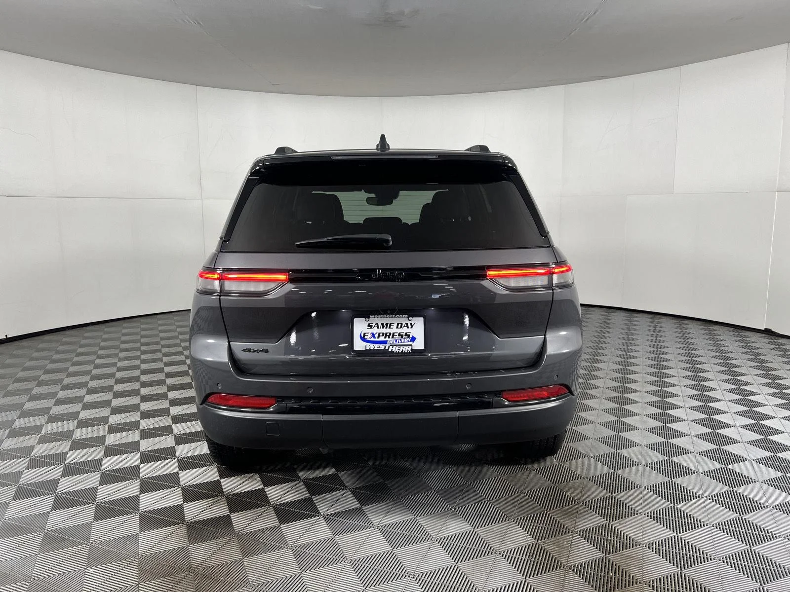 Used 2024 Baltic Gray Metallic Clearcoat Jeep Altitude image 8