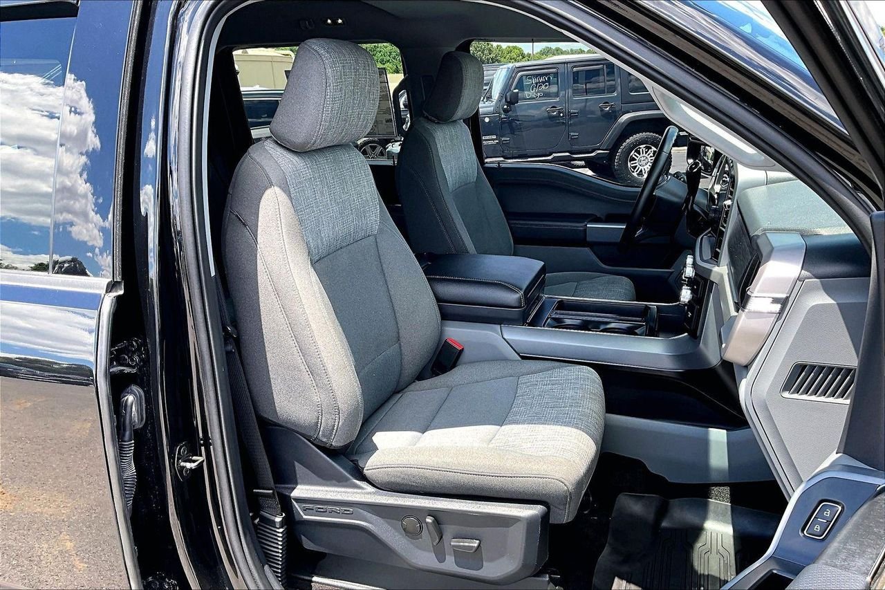 Used 2023 Agate Black Metallic Ford XLT image 31