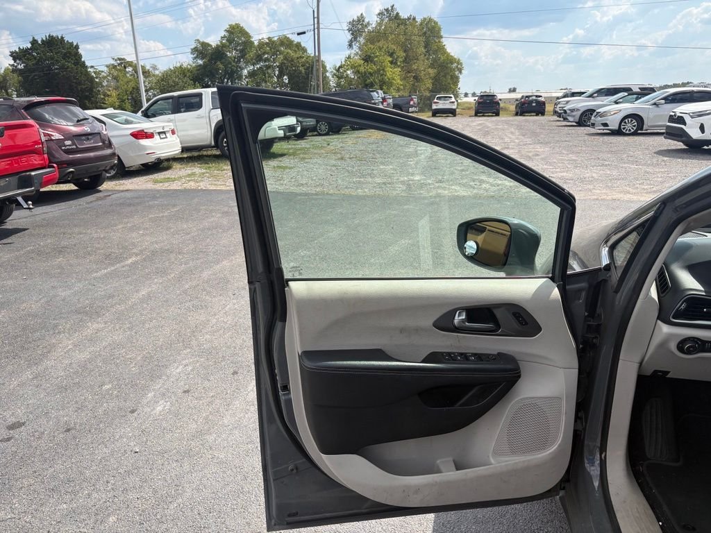 Used 2022 White Chrysler Touring L image 13