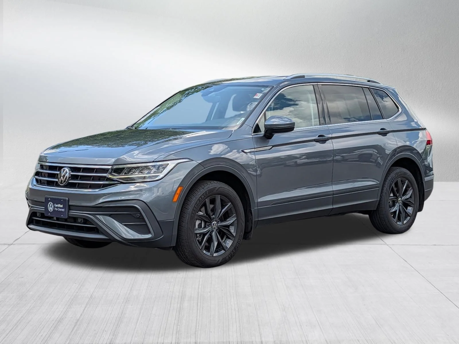 Certified Used 2024 Platinum Gray Metallic Volkswagen SE image 3