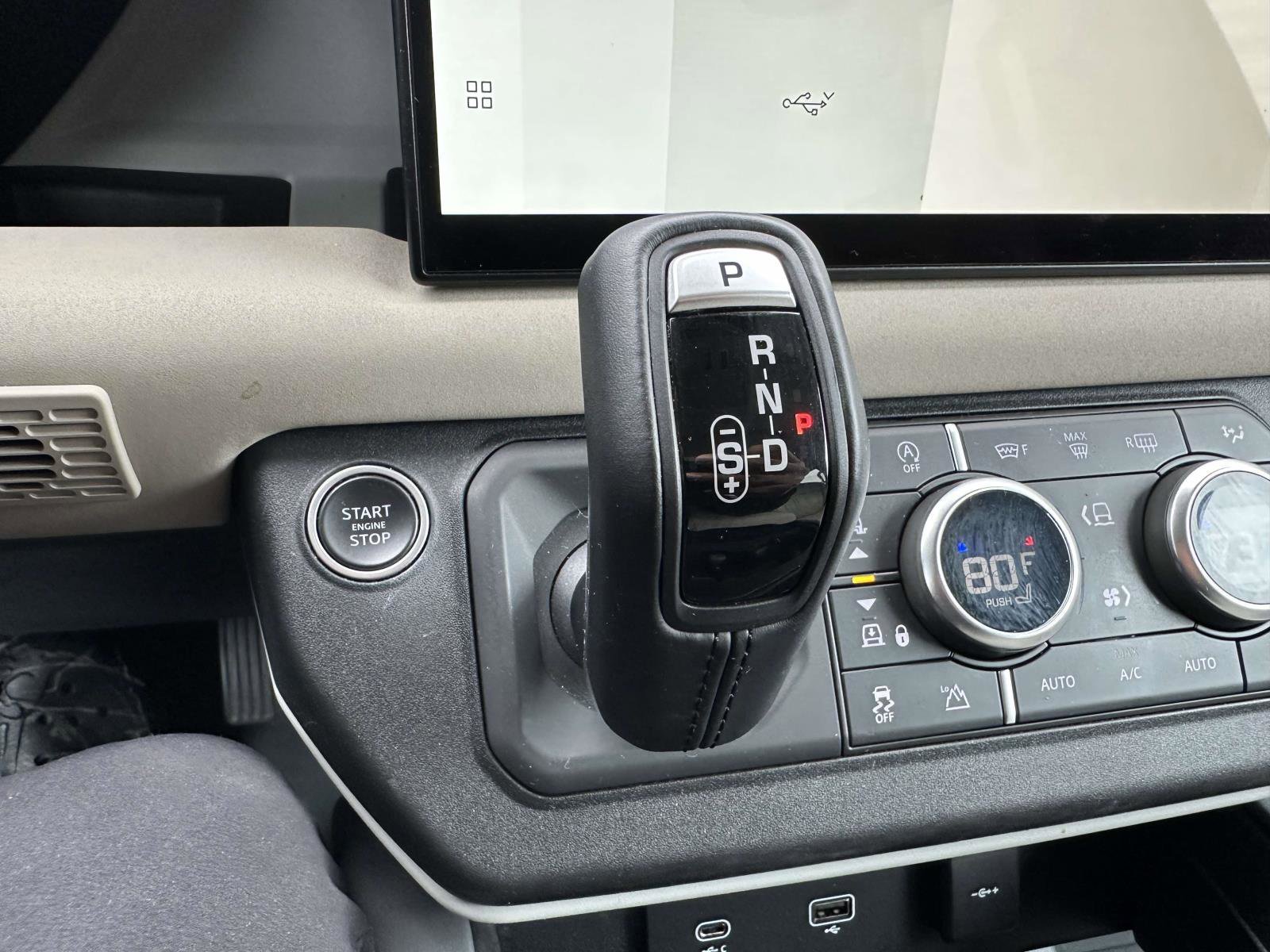 Used 2022  Land Rover SE image 25