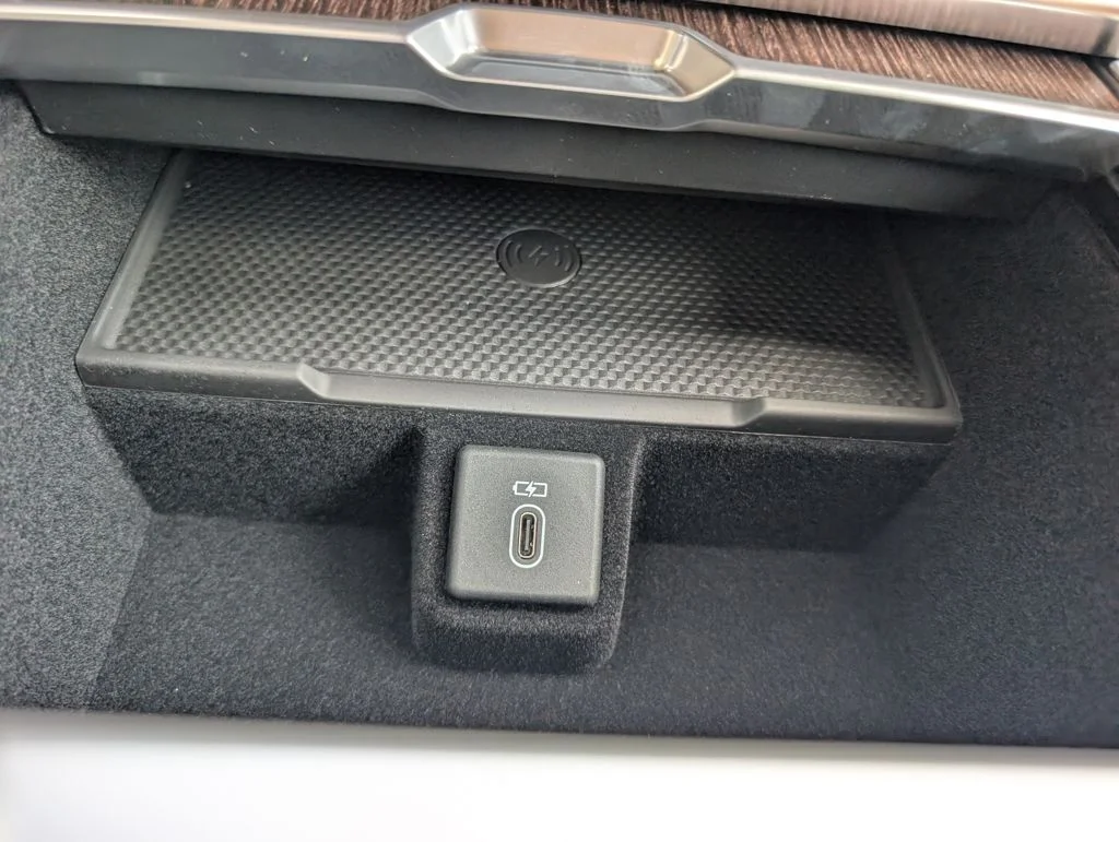 New 2026 Charente Grey Land Rover SE image 17