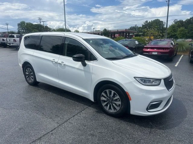 2024 Chrysler Pacifica Hybrid's photo