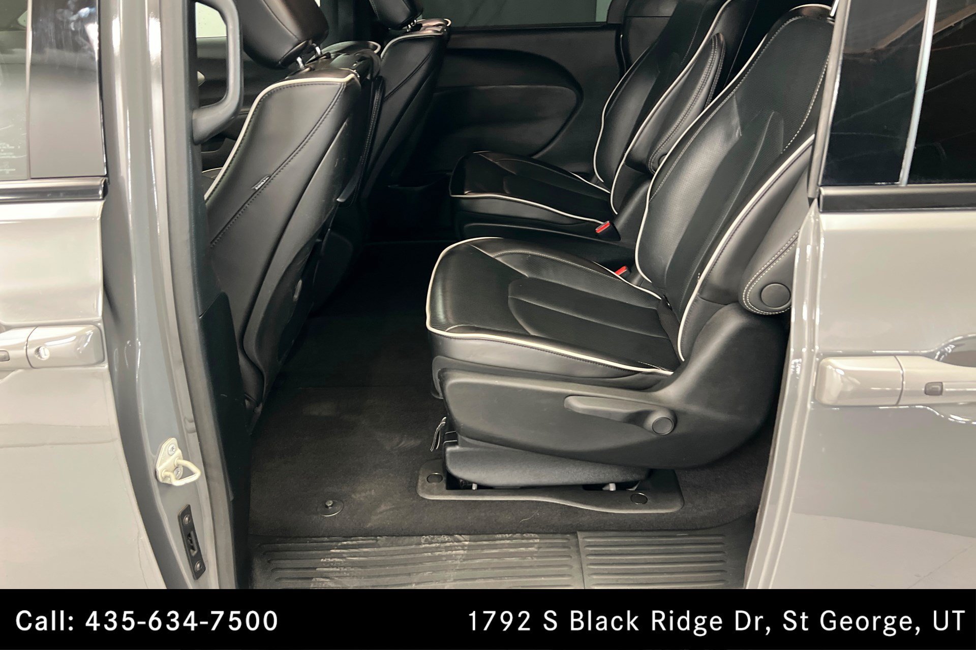 Used 2023 Ceramic Gray Clearcoat Chrysler Hybrid Limited image 21