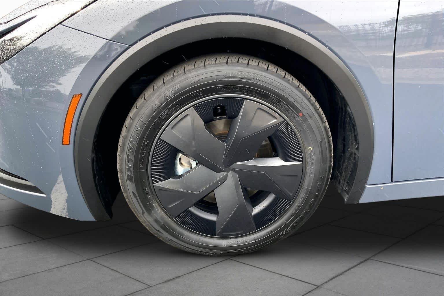 2026 Toyota Prius Plug-in Hybrid SE - Photo 10