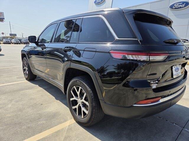 Used 2024 Diamond Black Crystal Pearlcoat Jeep Limited image 3