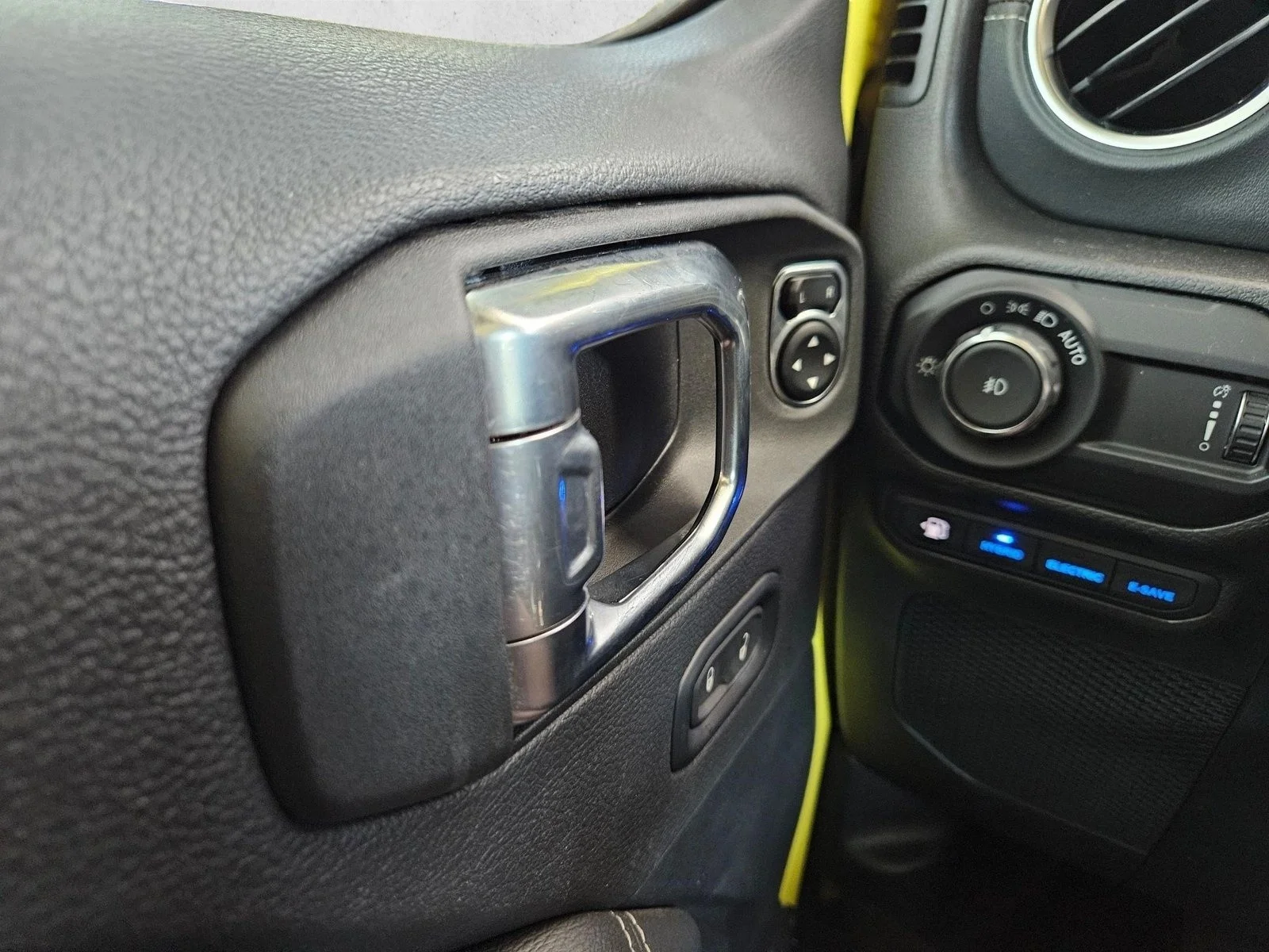 Used 2023 High Velocity Clearcoat Jeep Sahara image 25