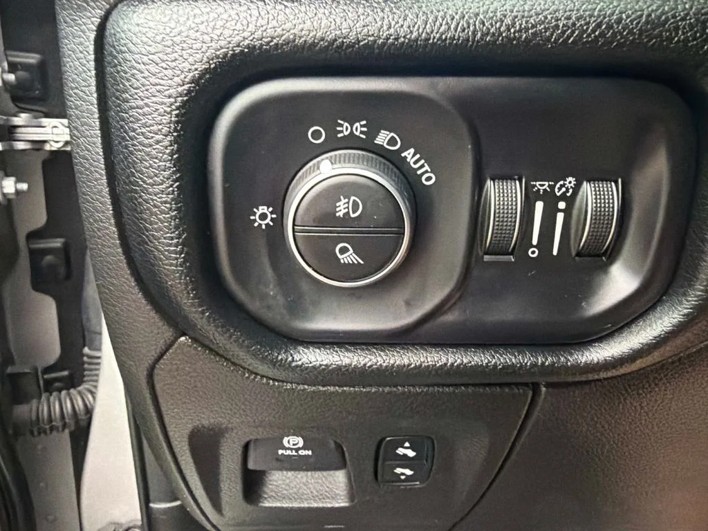 Used 2019 Silver Ram Big Horn/Lone Star image 31