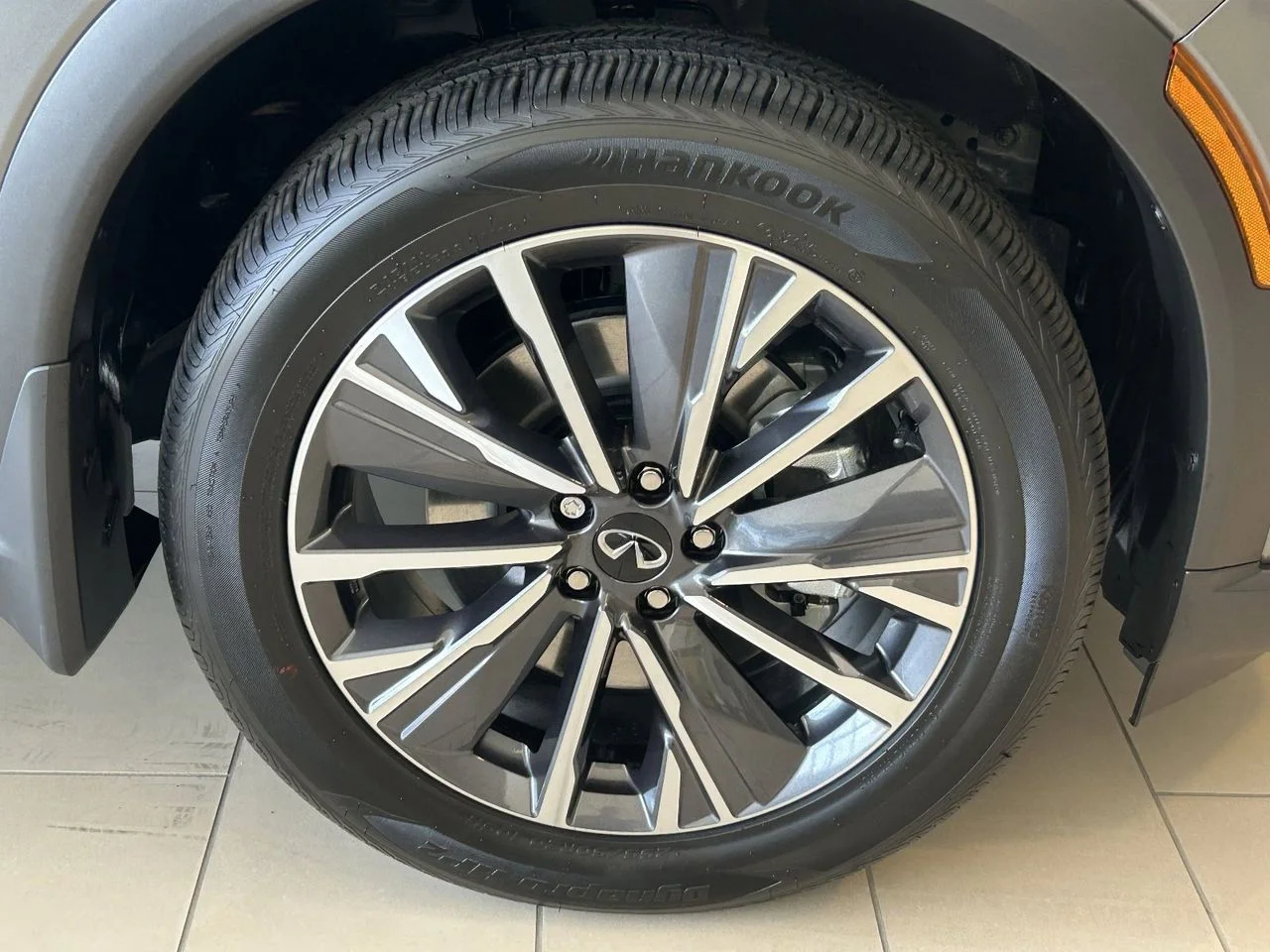 New 2027 GRAPHITE SHADOW INFINITI Luxe AWD image 8