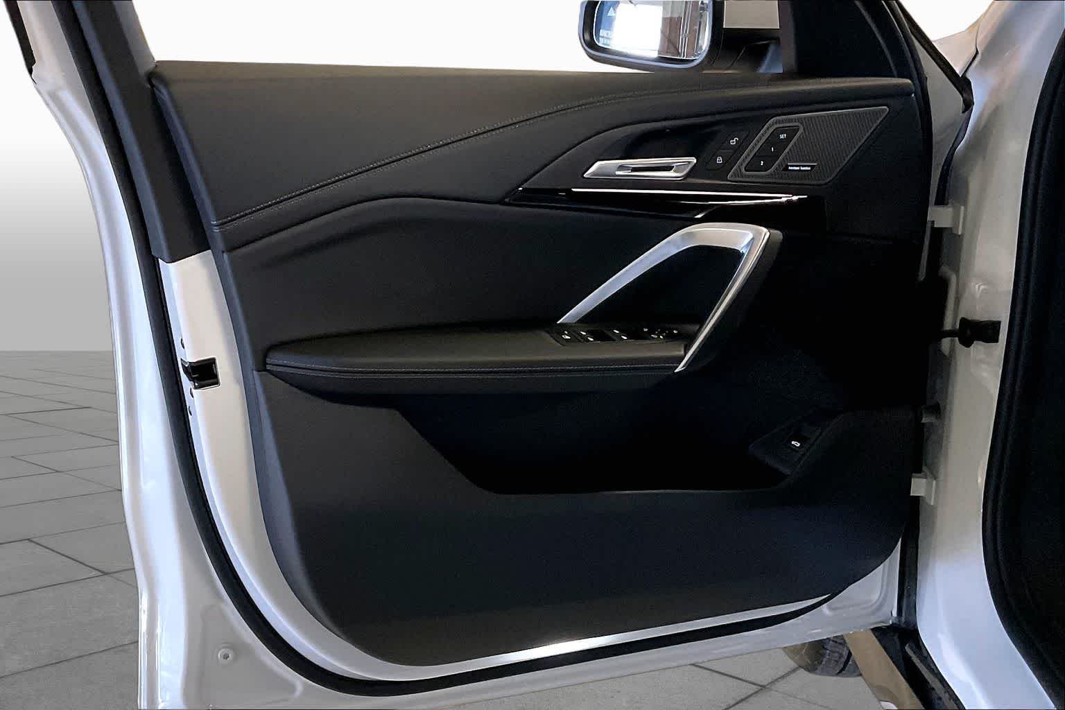 New 2026 Mineral White Metallic BMW xDrive28i image 10