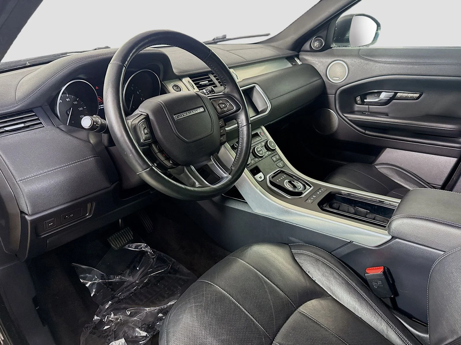 Used 2017  Land Rover SE image 19
