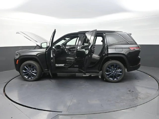 New 2026 Diamond Black Crystal Pearl-Coat Exterior Paint Jeep  image 31