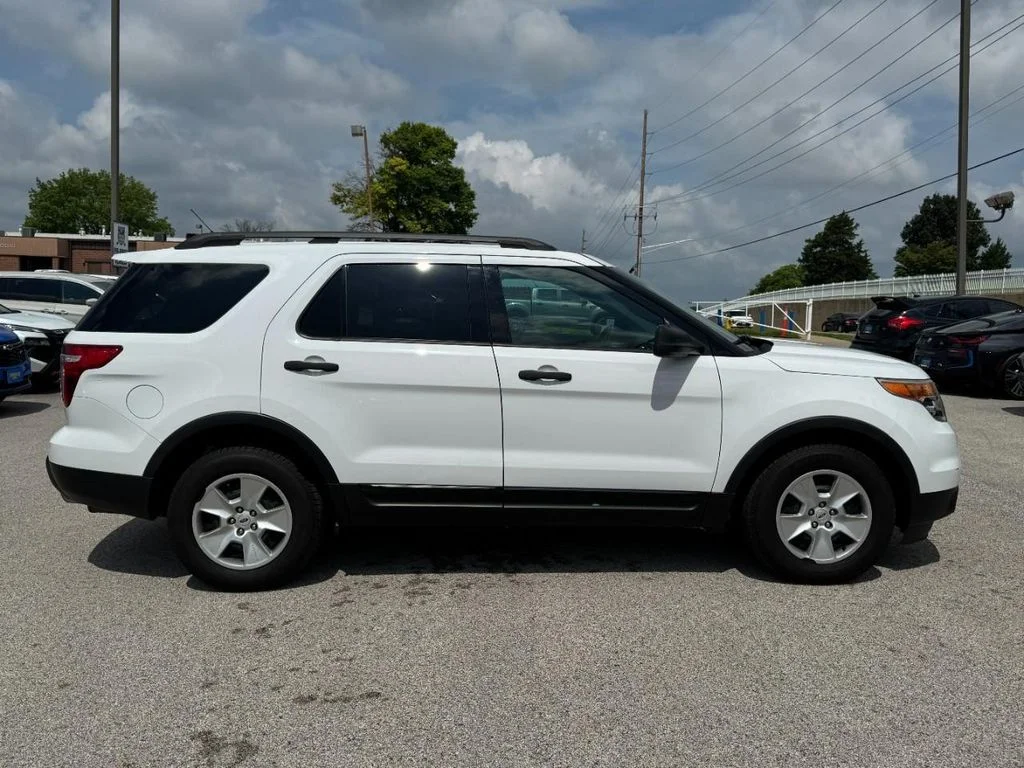 Used 2014 Oxford White Ford Base image 2