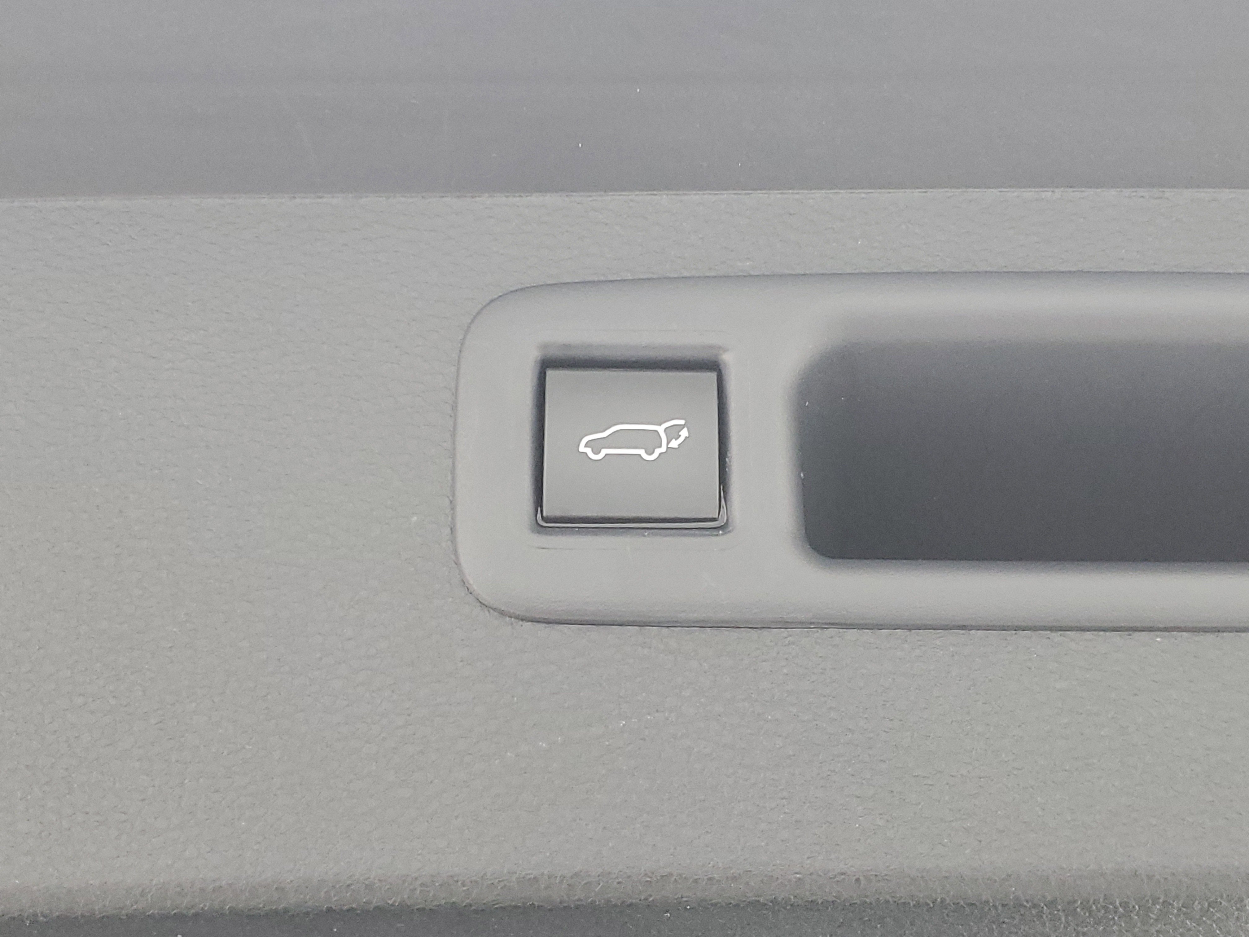 2024 Toyota Highlander LE - Photo 12