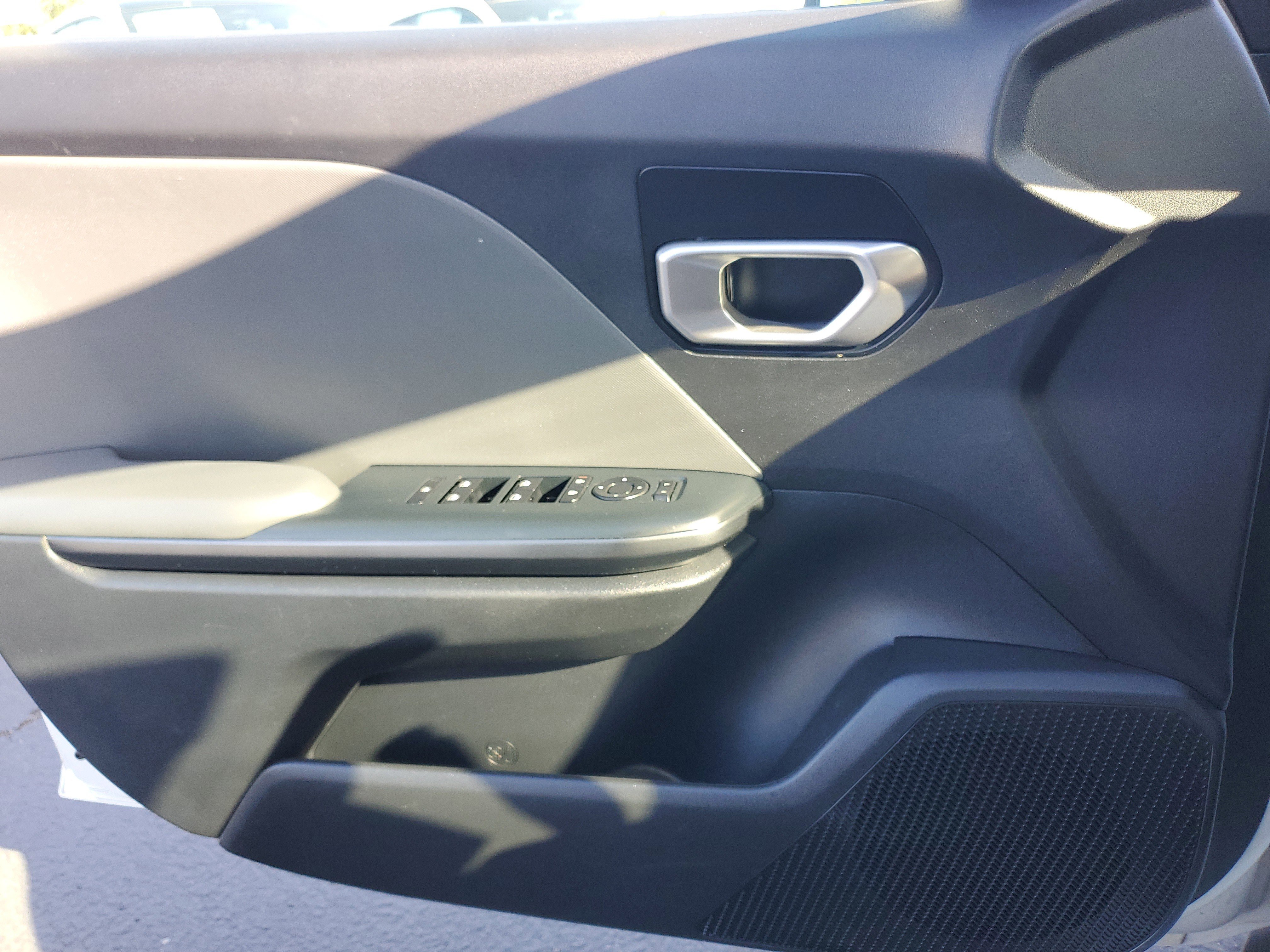 Used 2025 White Kia LXS image 24