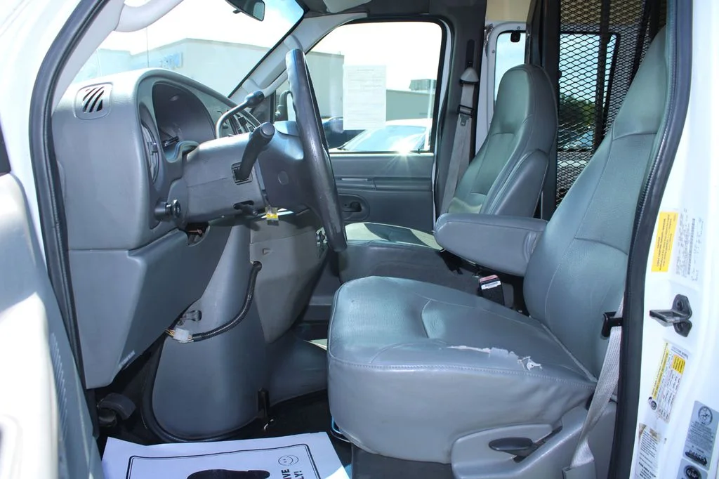 Used 2007 White Ford Commercial image 28