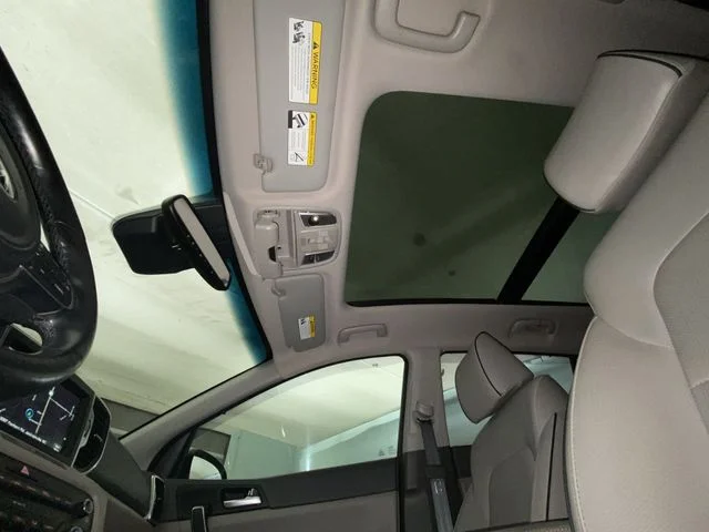 Used 2017 Red Kia EX image 22