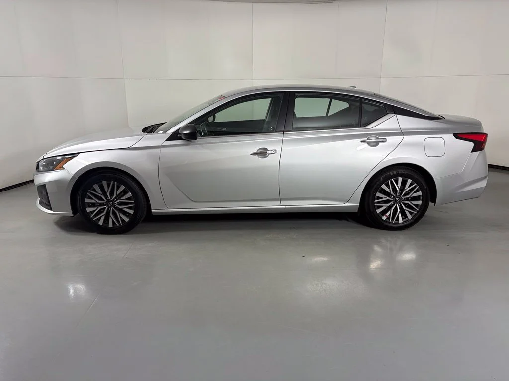Used 2024 Silver Nissan 2.5 SV image 5