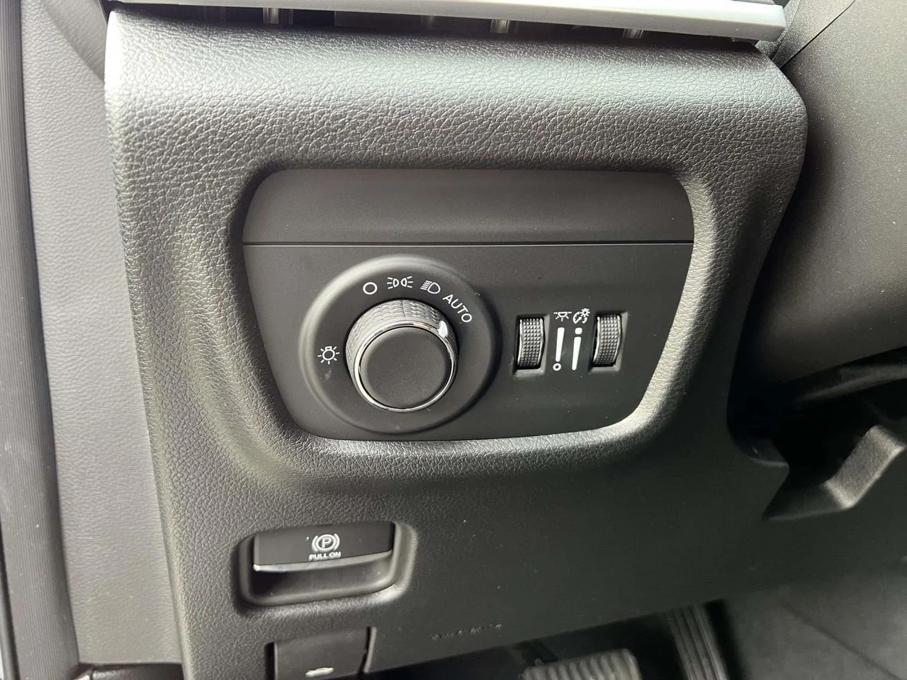 Used 2025 Silver Zynith Jeep Laredo X 4x4 image 21
