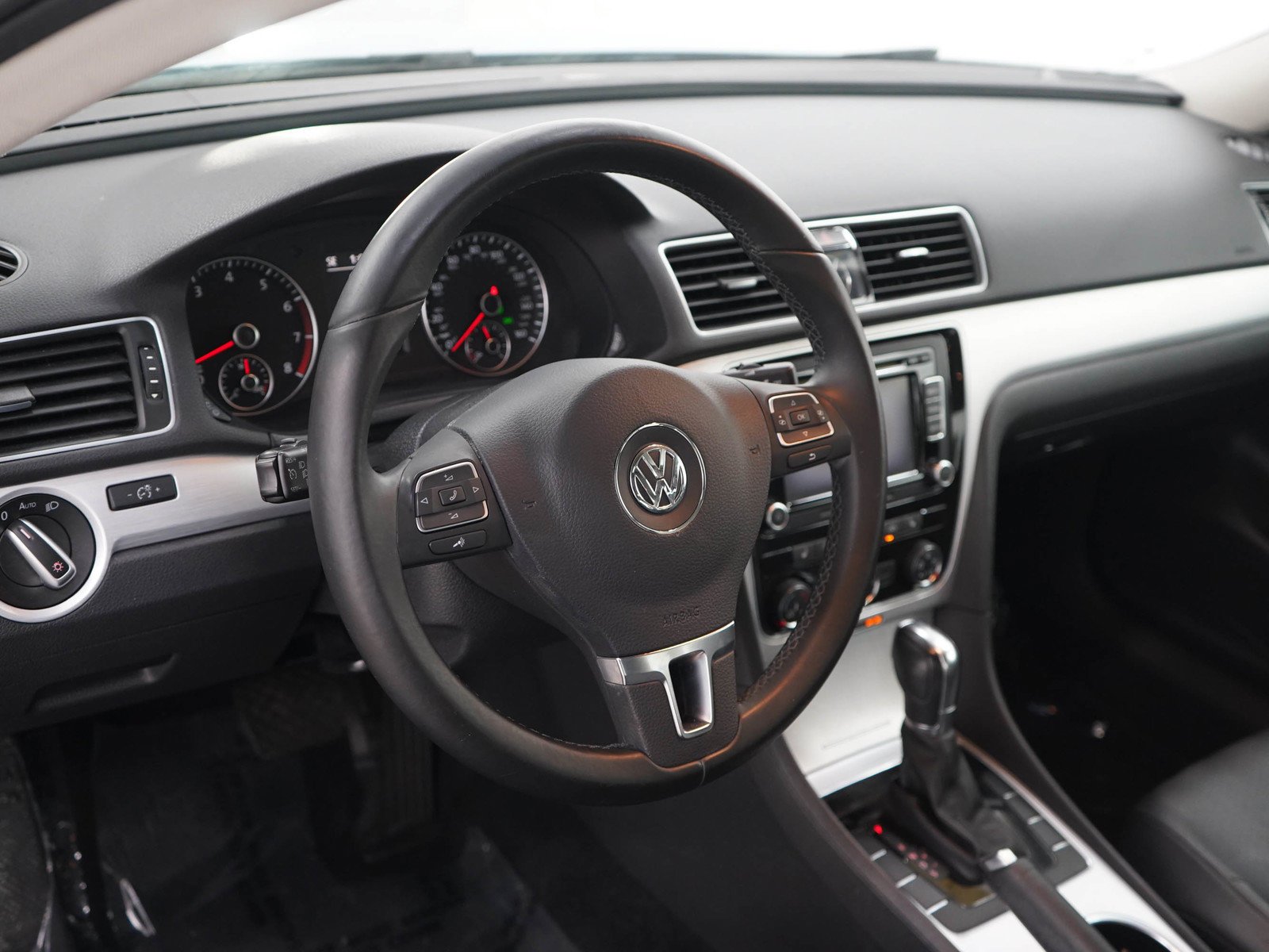 Used 2013 Glacier Blue Metallic Volkswagen 2.5 SE image 19