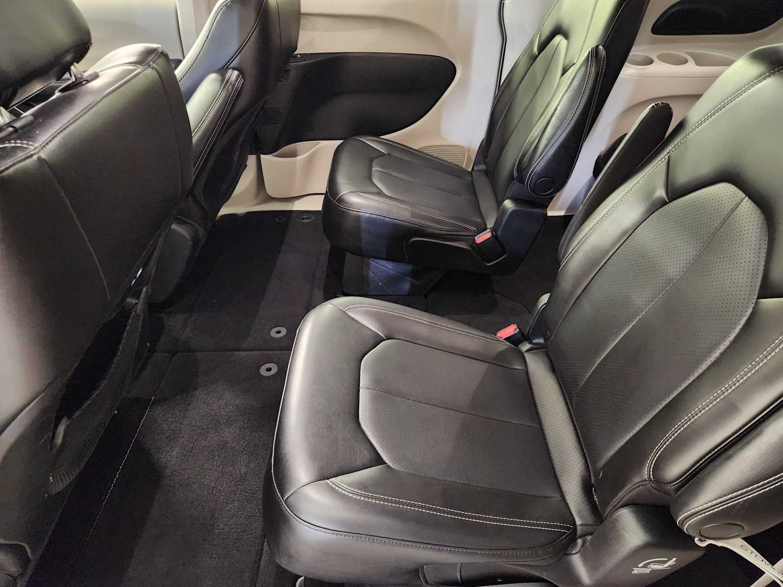 Used 2023 Brilliant Black Crystal Pearlcoat Chrysler Touring L image 30