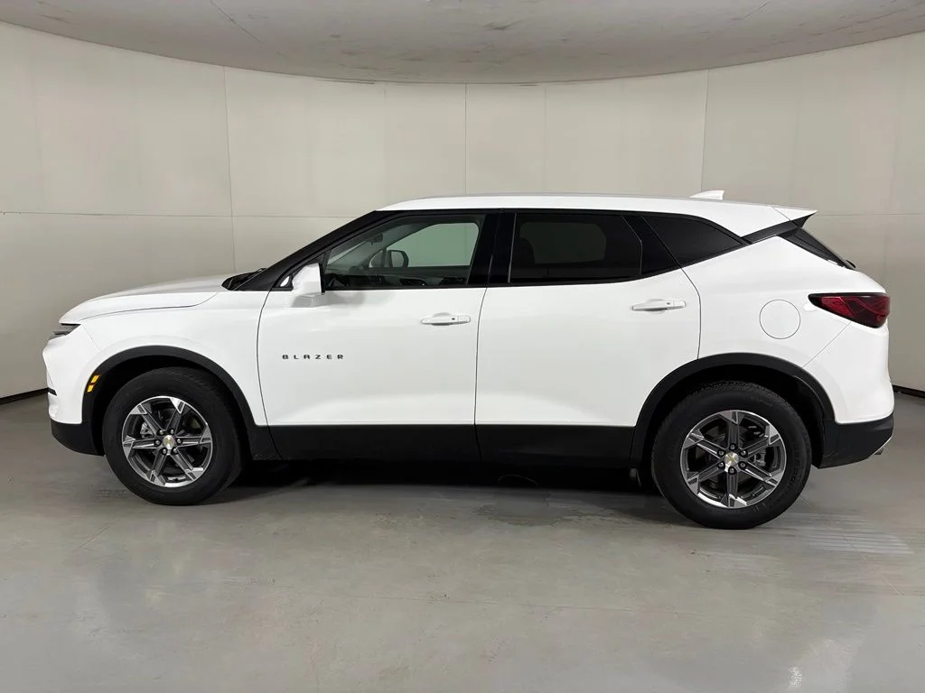 Used 2025 White Chevrolet LT image 5