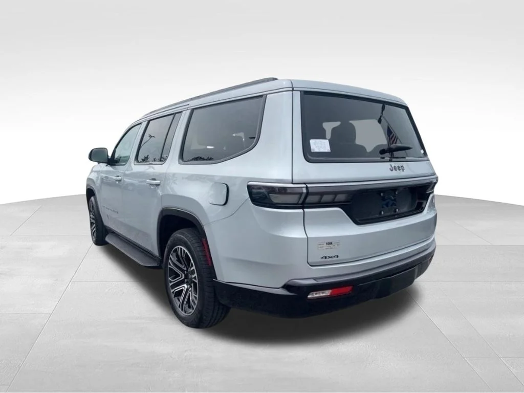 New 2026 Silver-Zynith Exterior Paint Jeep  image 3