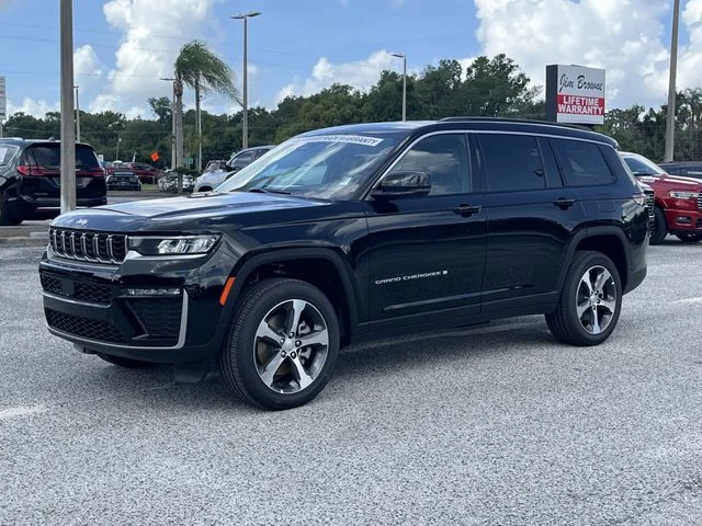 New 2026 Diamond Black Crystal Pearl-Coat Exterior Paint Jeep Limited image 8
