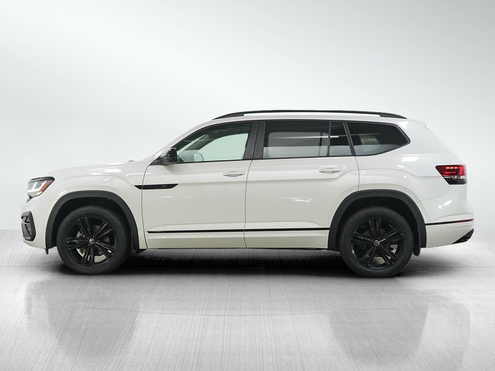 Used 2022 Volkswagen Atlas SEL R-Line Black with VIN 1V2SR2CA9NC554284 for sale in Minneapolis, Minnesota