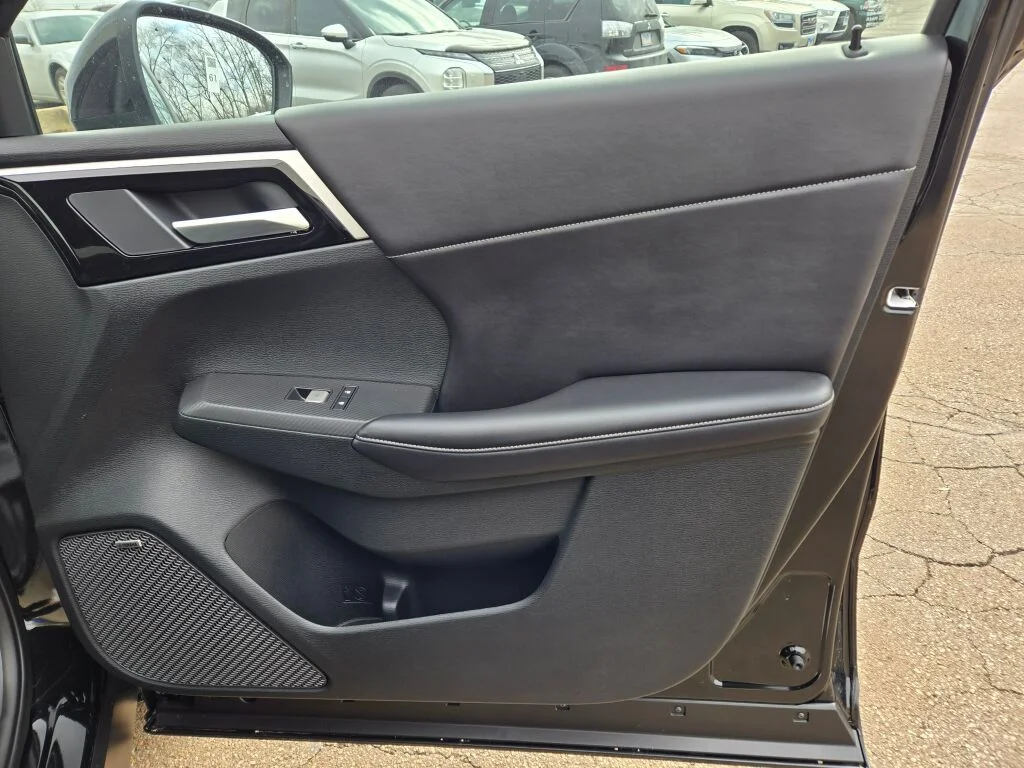New 2026 Black Mitsubishi SE image 7
