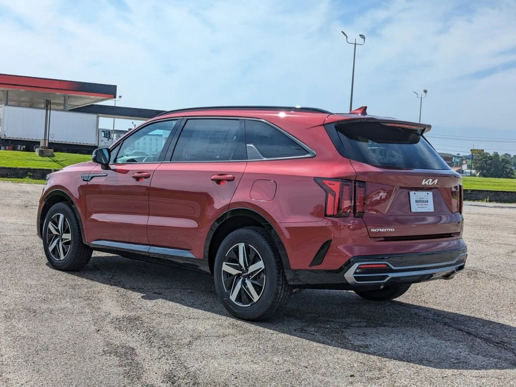 New 2023 RED Kia S FWD image 5