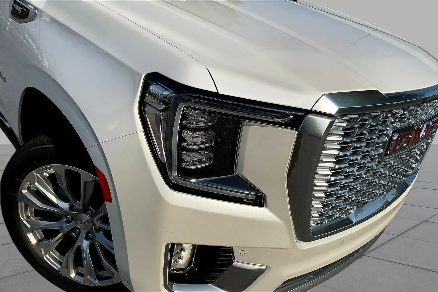 Used 2024 White Frost Tricoat GMC Denali image 28