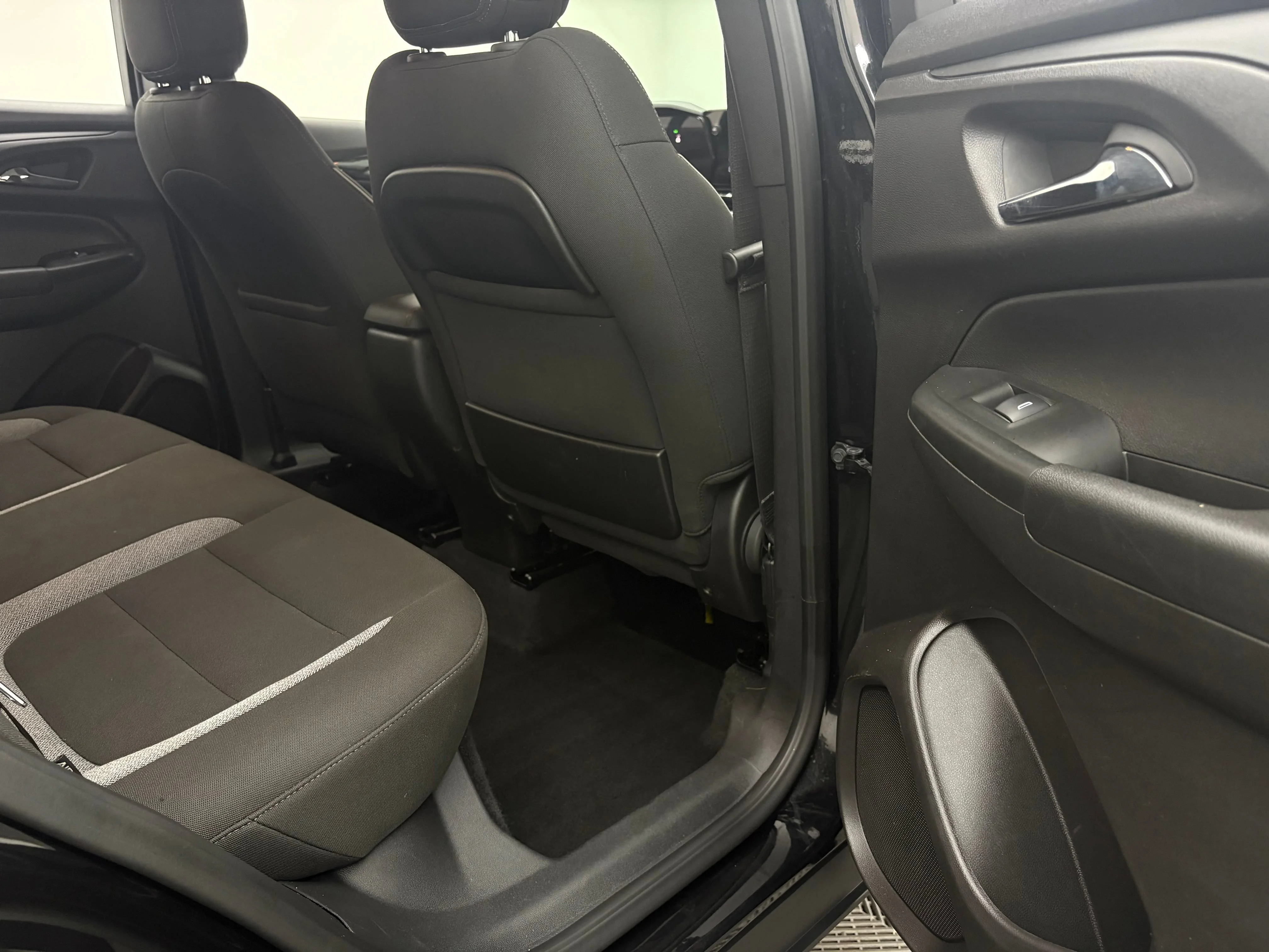Used 2025 Mosaic Black Metallic Chevrolet LT image 31