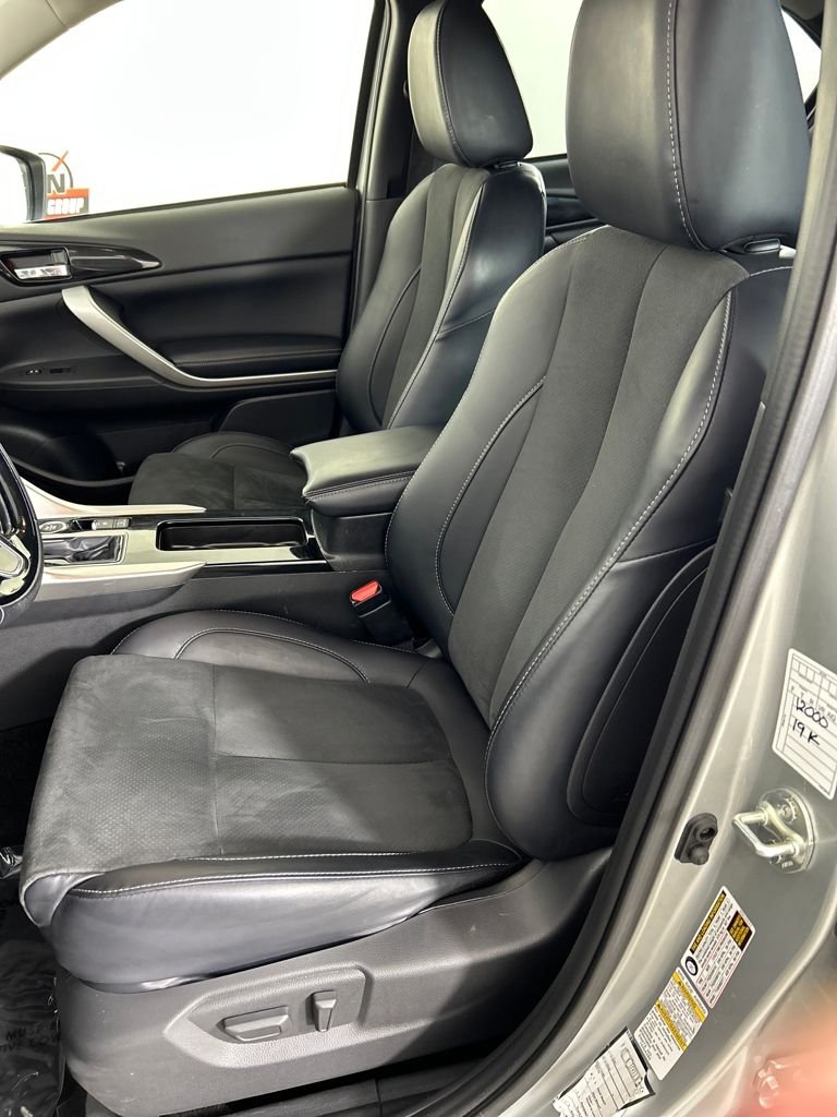 Used 2025 Silver Mitsubishi SE image 11