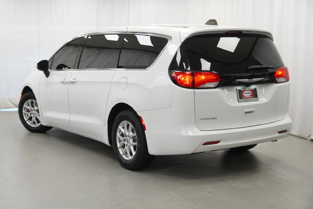 Used 2023 White Chrysler LX image 18