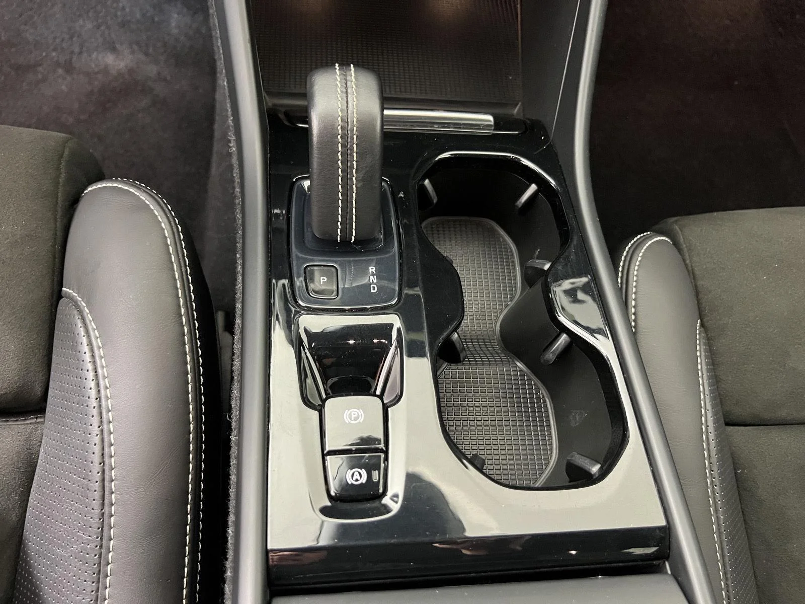 Used 2019 Gy Volvo R-Design image 24