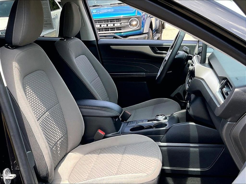 Used 2022 Black Ford SE image 11