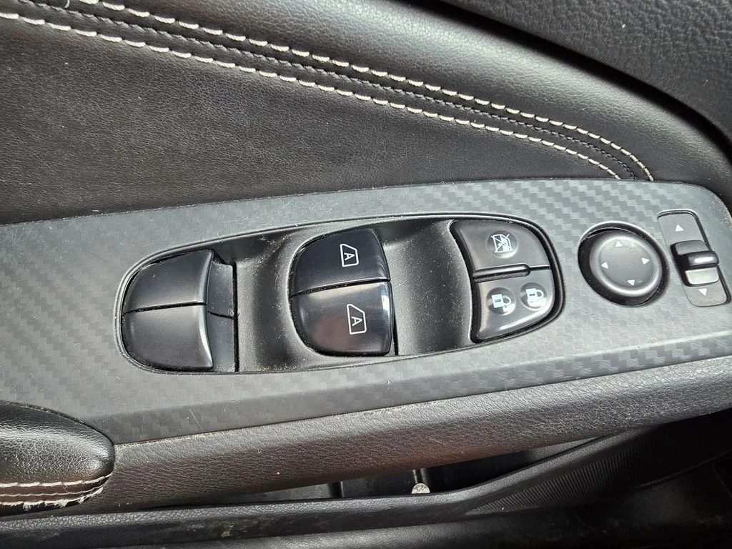 Used 2019 Red Nissan 2.5 SL image 22