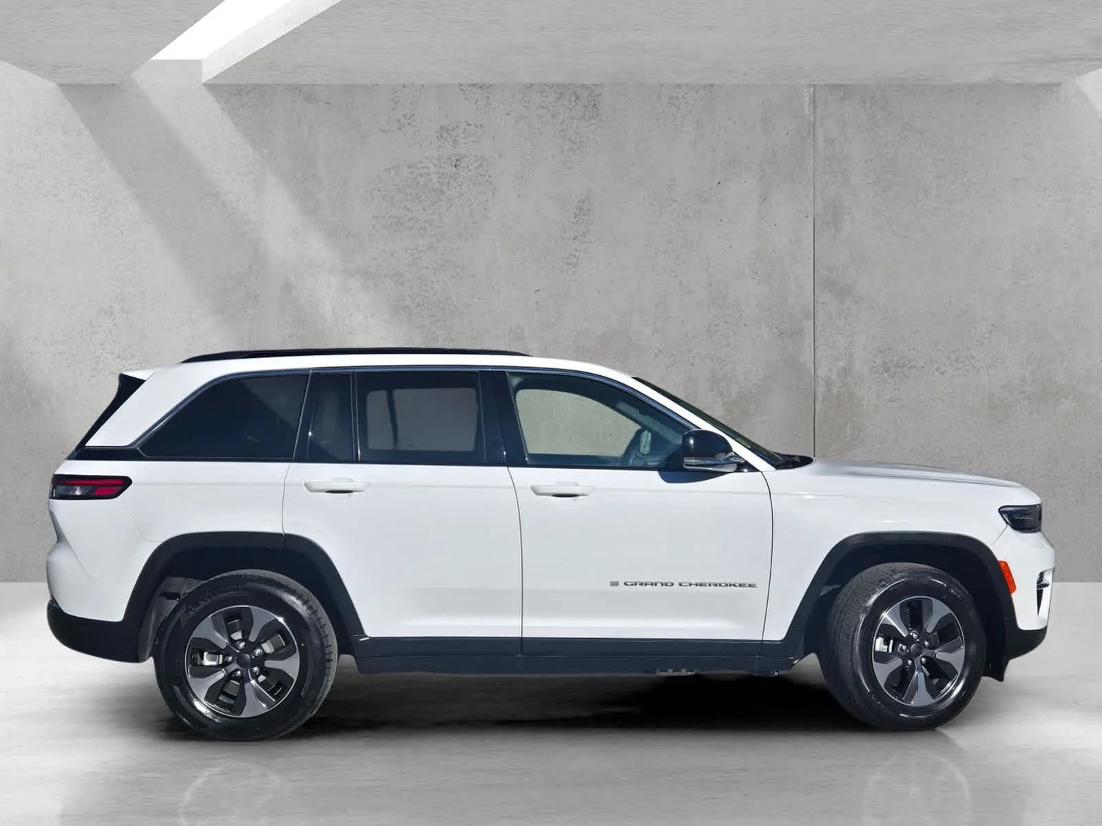 Used 2024  Jeep  image 3