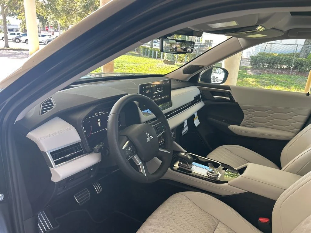 2025 Mitsubishi Outlander SEL Platinum Edition - Photo 6
