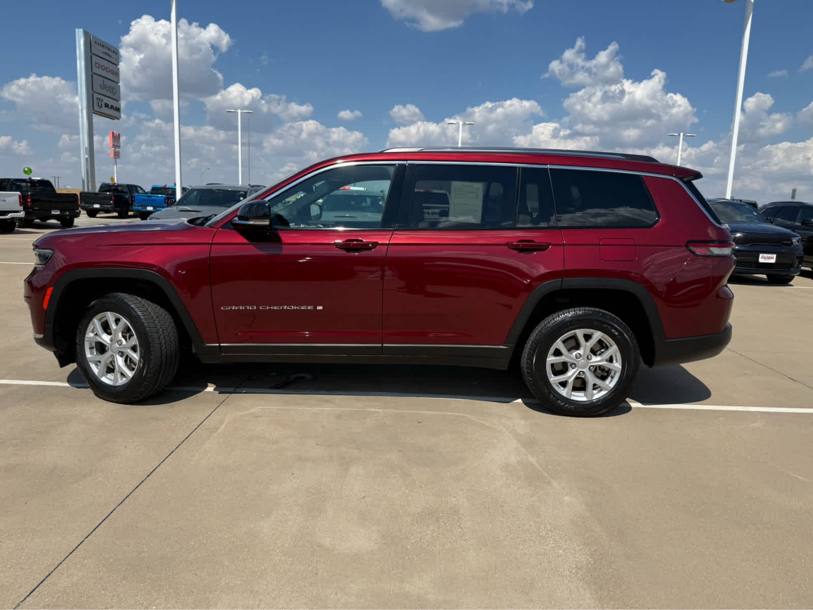 Used 2024 Velvet Red Pearlcoat Jeep Limited image 9