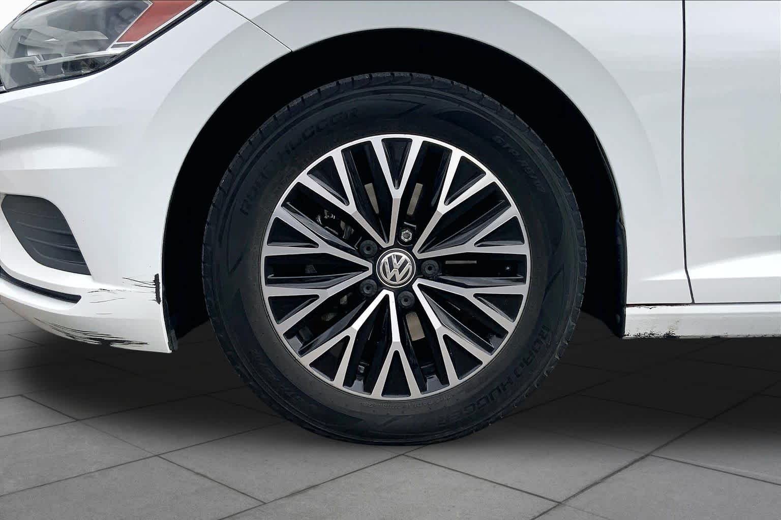 Used 2019 Pure White Volkswagen SE image 8
