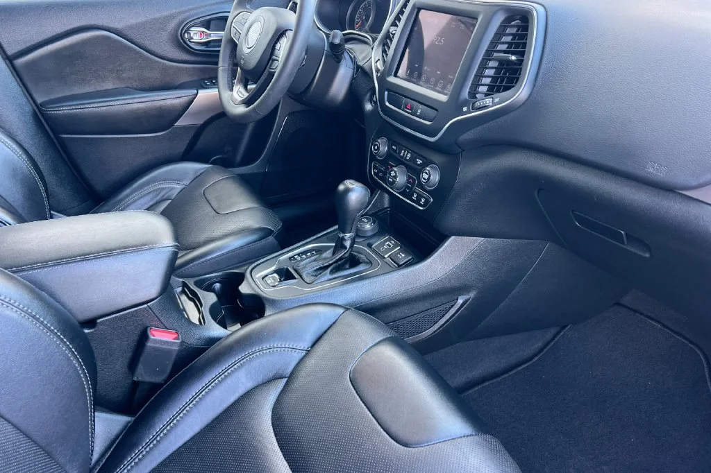 Used 2022 White Jeep Latitude Lux image 19
