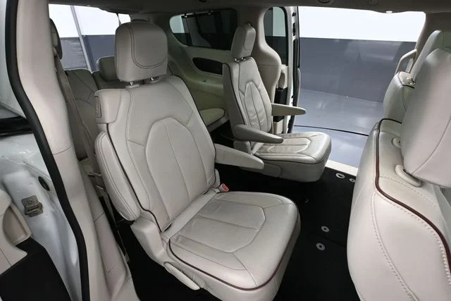 Used 2020 White Chrysler Limited image 45